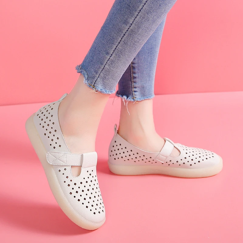 Женские туфли на плоской подошве с Т образным ремешком белые вырезами черные