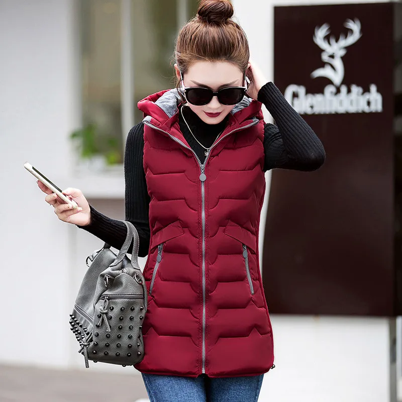 Женский хлопковый жилет без рукавов на осень и зиму теплый длинный с капюшоном