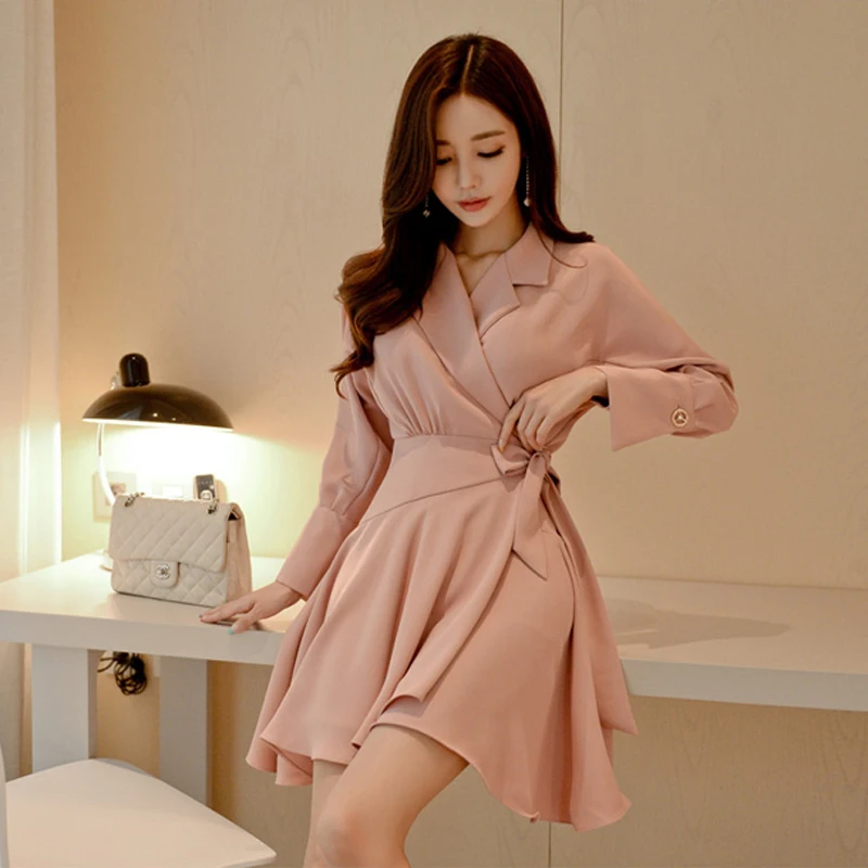 Модное женское платье трапециевидной формы на шнуровке с v образным вырезом