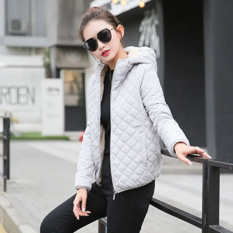 Осенне-зимние женские Паркер короткие хлопчатобумажное пальто свет с капюшоном