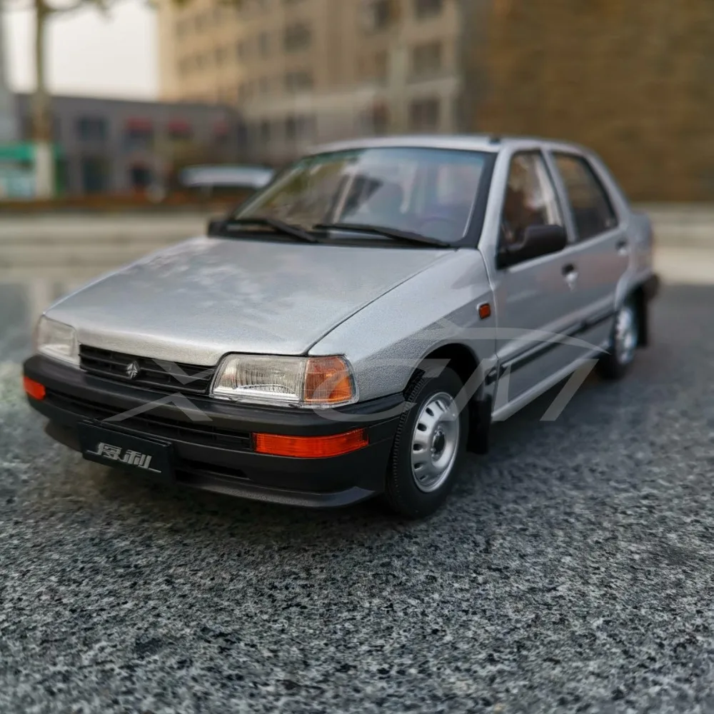 Литьевая модель автомобиля Yiqi китайская Тяньцзинь Xiali TJ7100 седан 1:18 (серебристый) +