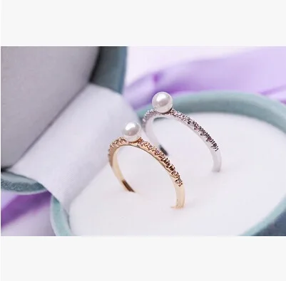 Кольцо с искусственным жемчугом и фианитом золотистого серебристого