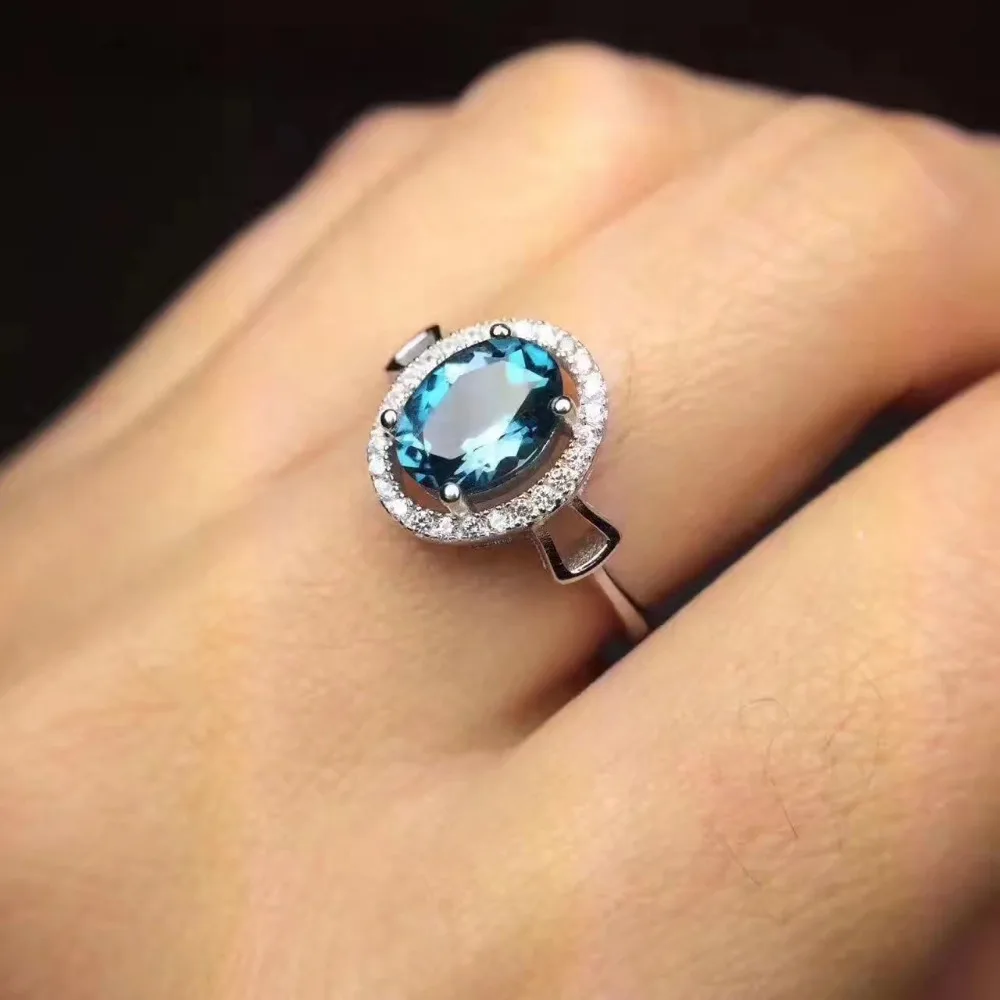 Женское кольцо из серебра 925 пробы с натуральным голубым топазом 6 х8 мм |