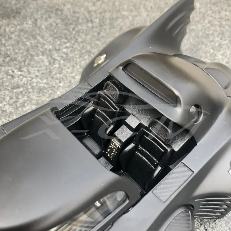 Литая модель автомобиля 1:18(черный)+ маленький подарок
