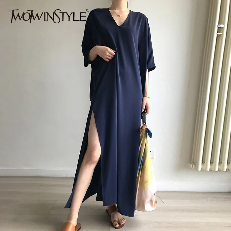 Платье TWOTWINSTYLE длинное повседневное с треугольным вырезом и рукавом летучая мышь