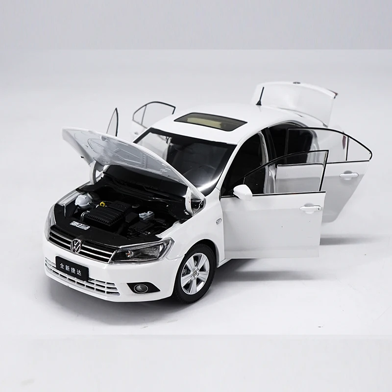 Модель литая автомобиля JETTA из белого сплава в масштабе 1:18 2013 подарок для