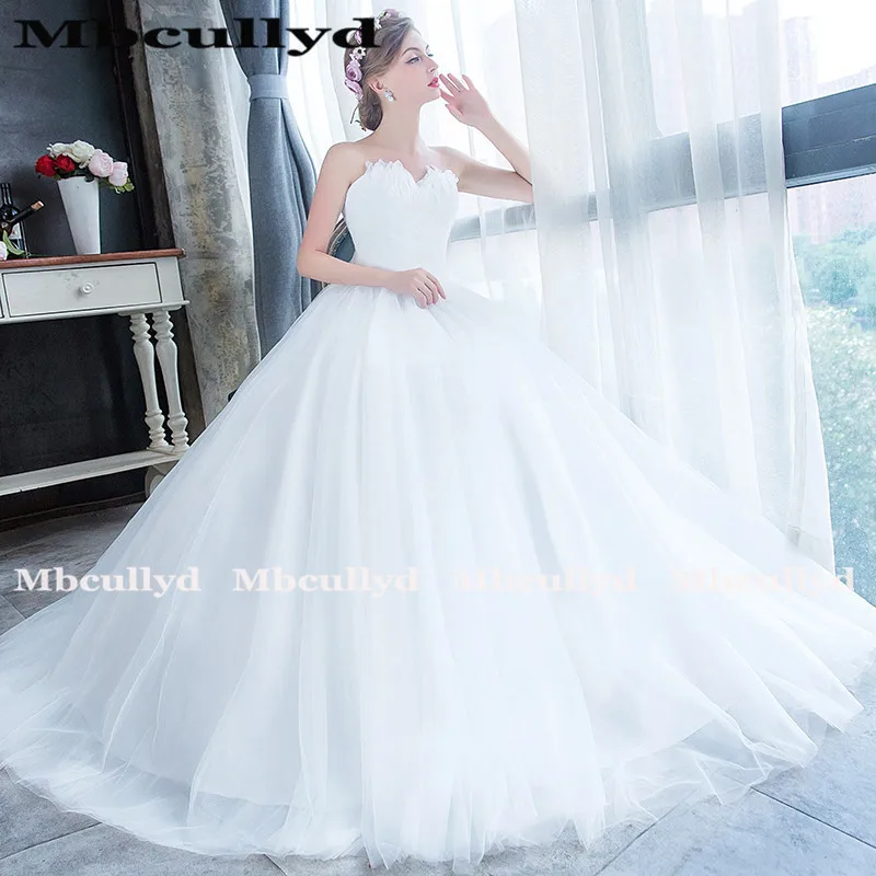 Длинное платье с перьями Mbcullyd цвета слоновой кости а силуэта 2019|Свадебные платья|