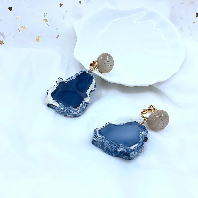 clip earring AOMU модный акриловый дизайн Геометрические Асимметричные Длинные висячие серьги с синим горным камнем ювелирные изделия из смолы для женщин и девочек - Окраска металла: clip earring