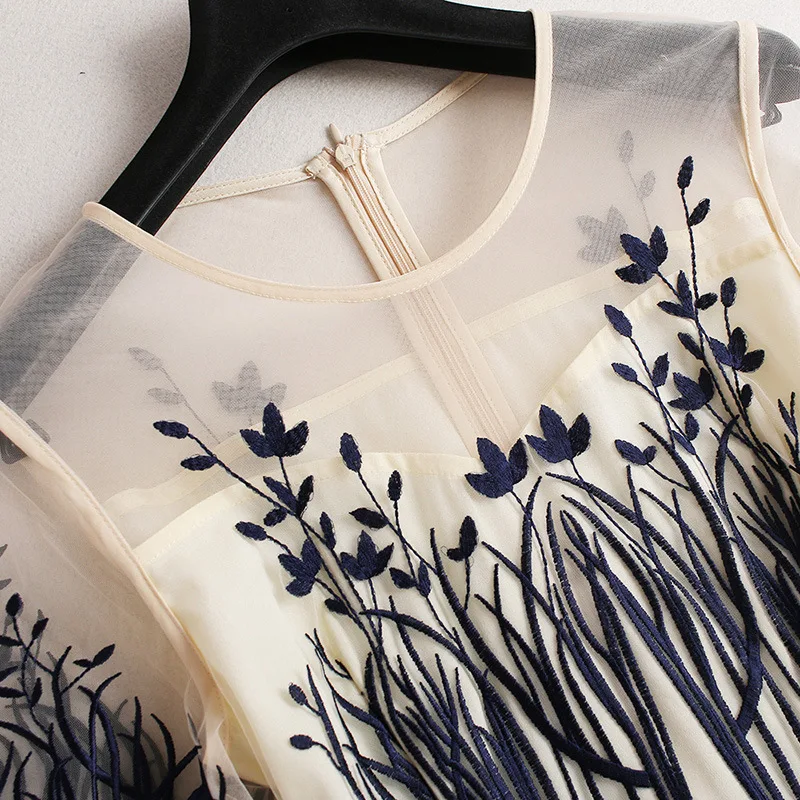 Женское Сетчатое платье с коротким рукавом и вышивкой длинное облегающее до