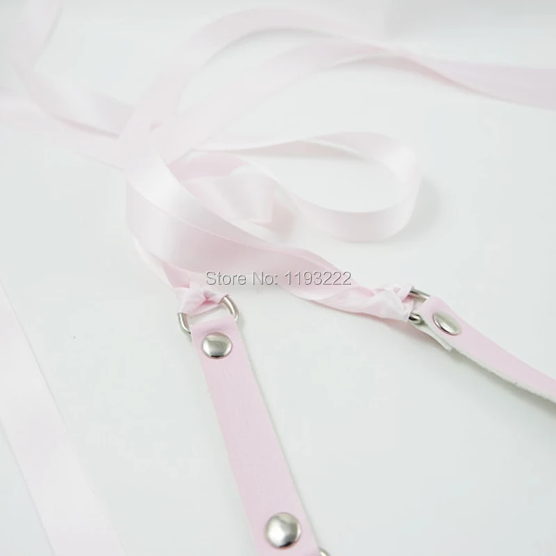 Кружевное колье ручной работы с бантом и оборками в виде большого сердца |