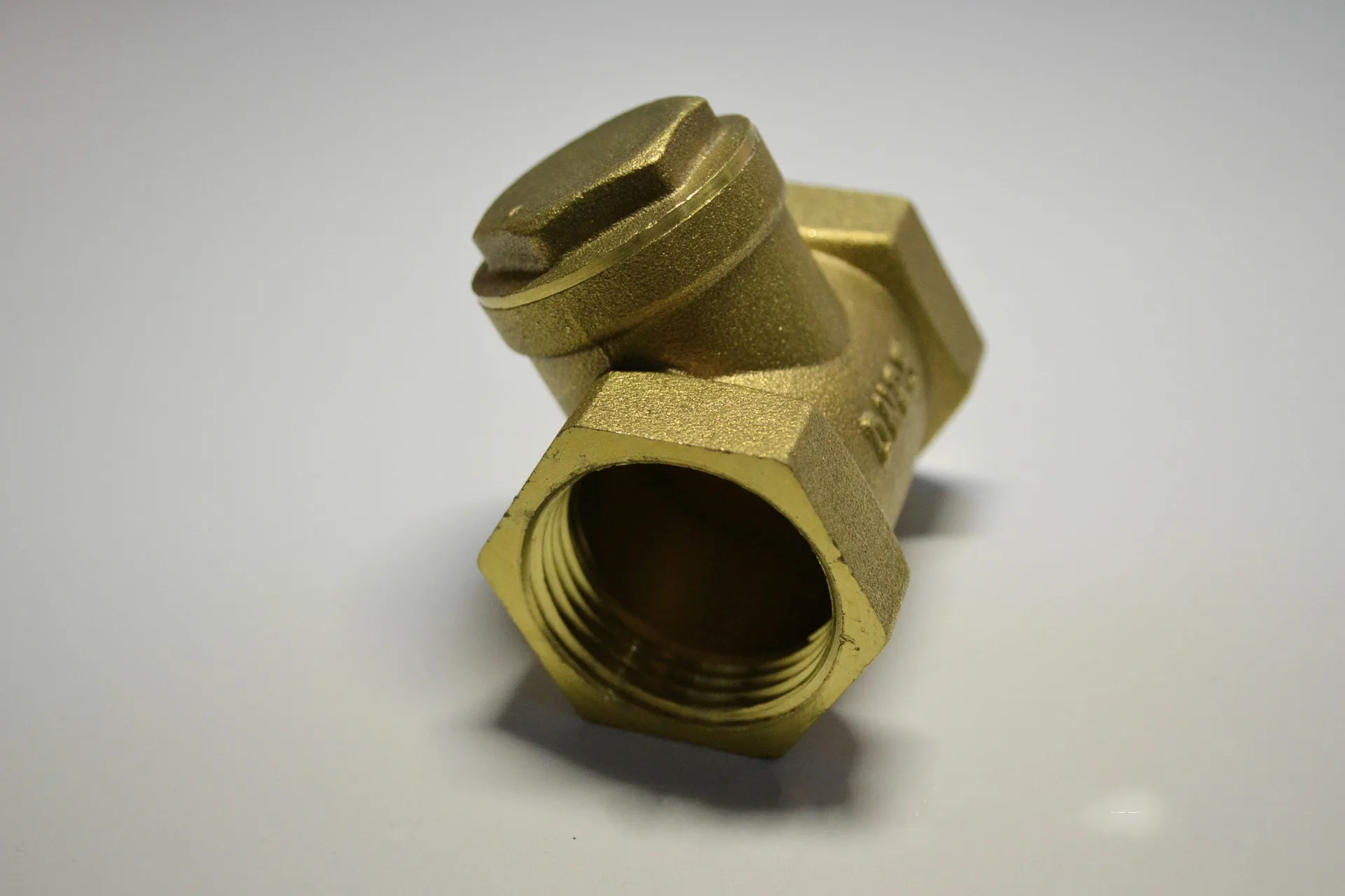 Поворотный обратный клапан DN25 BSPP предотвращающий поток воды золотой |