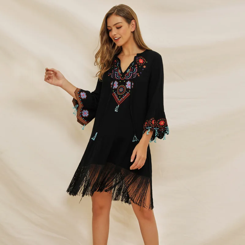 Платье в стиле бохо с вышивкой и треугольным вырезом украшенное кисточками