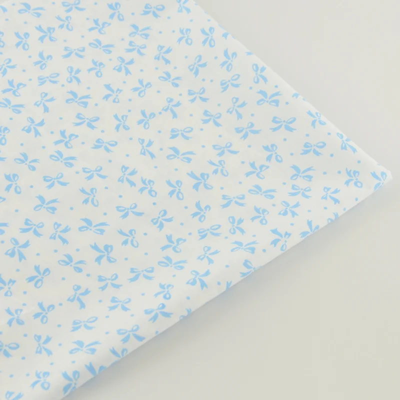 Белая тканевая ткань Booksew из 100% хлопка с синими бабочками и цветами одежда для