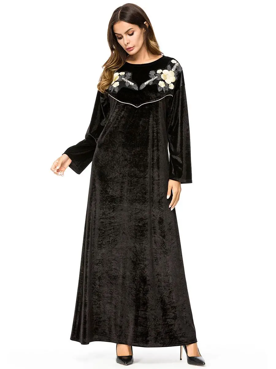 Женское платье в арабском стиле черное с круглым вырезом и вышивкой Дубае