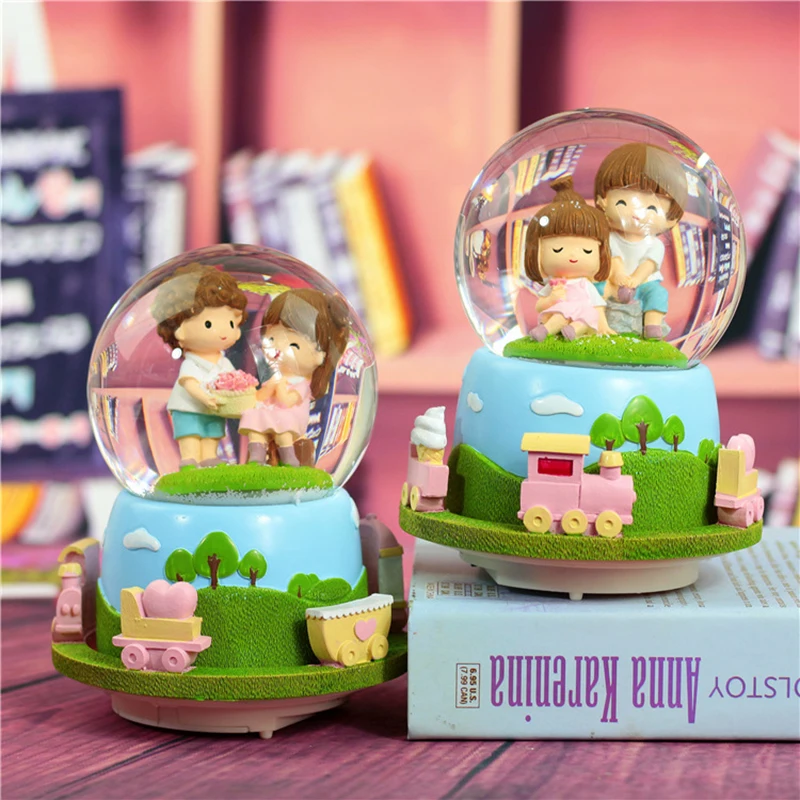 Маленькая свежая пара хрустальный шар со светлым снегом внешняя музыкальная