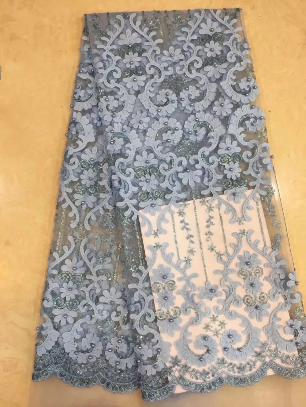 Кружевное платье из тюля с 3D аппликацией золотистого цвета бисером бесплатная