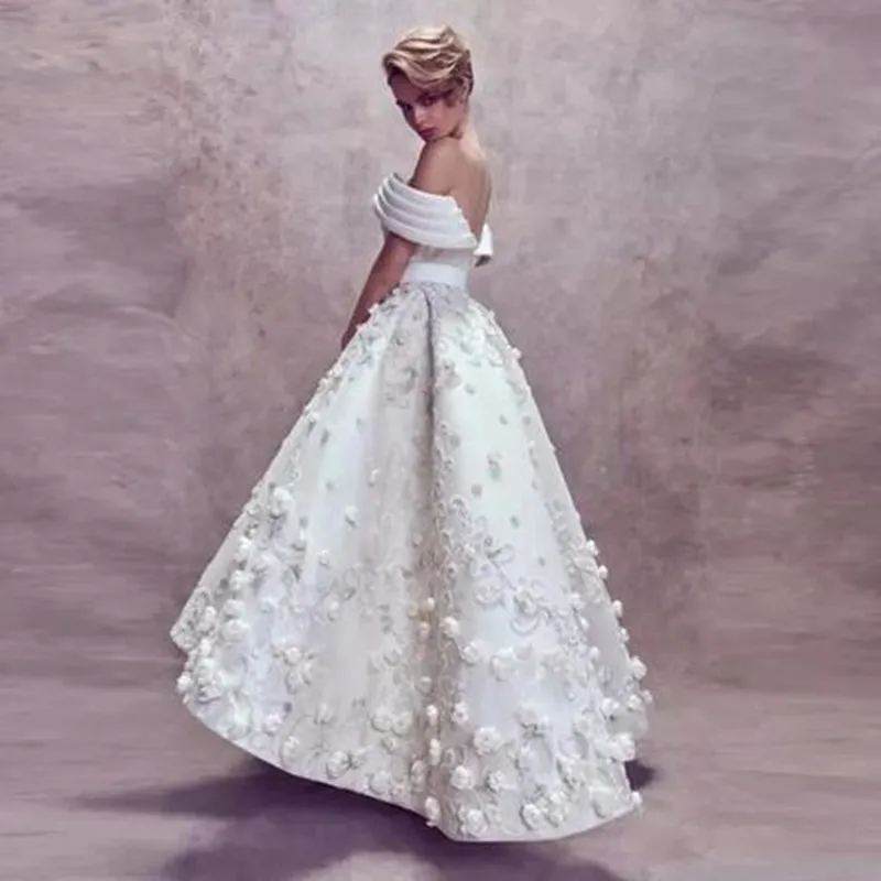 Женское вечернее платье с цветочной аппликацией белое коротким рукавом длинное