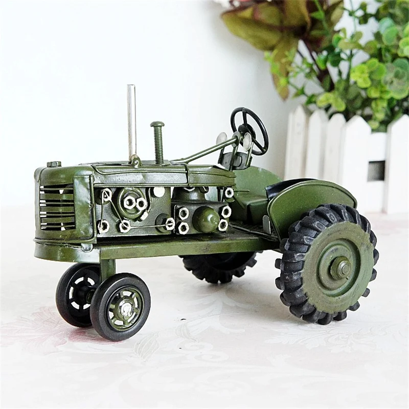 Модель металлического трактора красного и зеленого цвета В индустриальном стиле