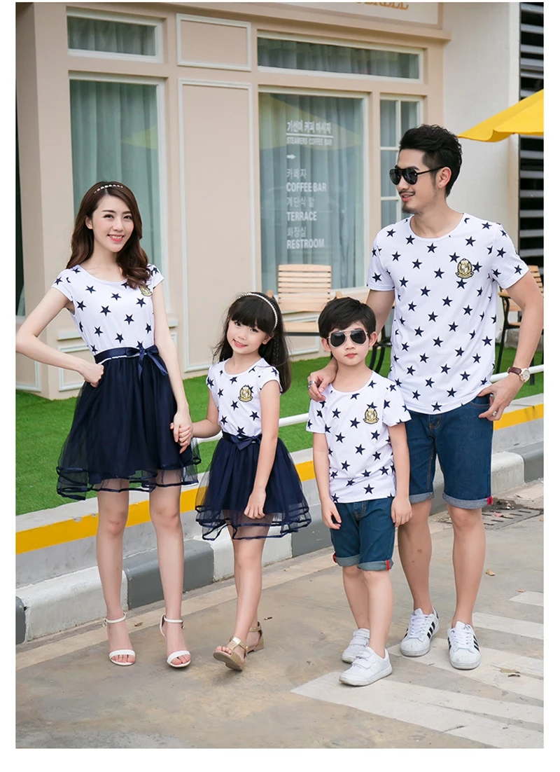 Летние хлопковые одинаковые комплекты для семьи; Сетчатое платье для мамы и дочки; короткая футболка с белыми и синими звездами для папы и сына; одежда для детей