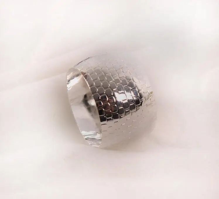 wholesale hot 100pcs Hotel Drum-shaped Metal Napkin Buckle Holder Rings Mouth Cloth Table Decorations SN588 |