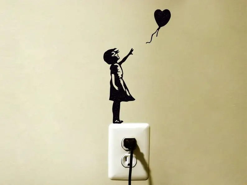 Маленькая девочка глядя на плавающий шар в любовь Форма светильник