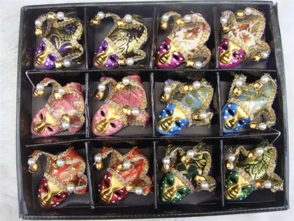 Венецианская маска с маленькими перьями и орнаментом на магните холодильник