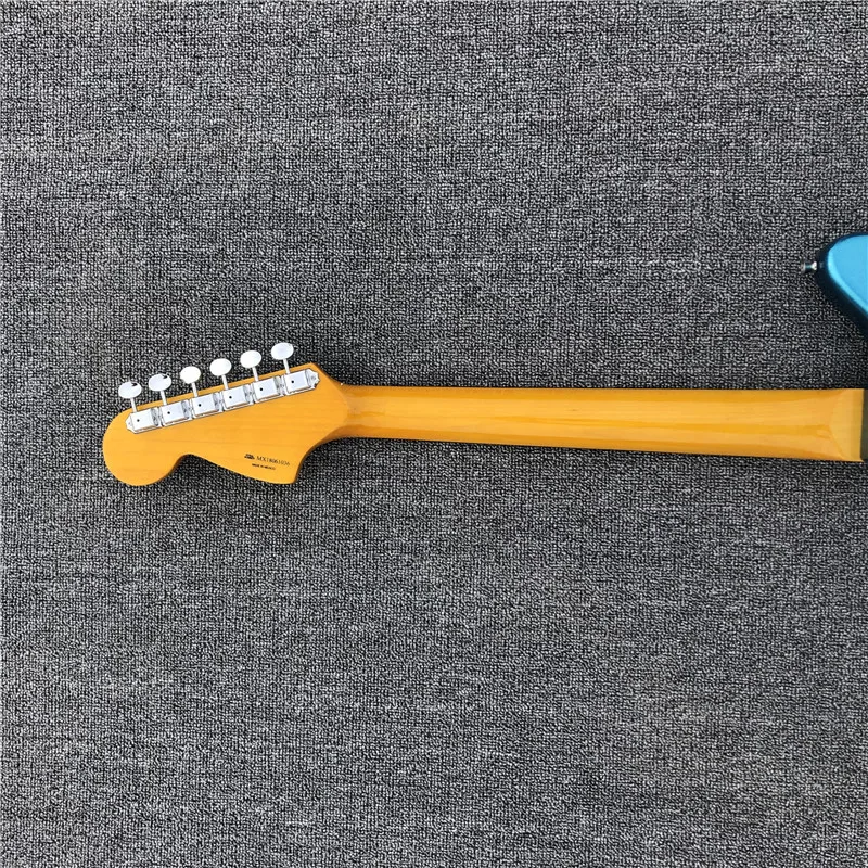 Kaiyun Factory изготавливает красивую металлическую голубую леопардовую электрогитару. Jaguar Гитары. Серебристой фурнитурой. настоящая фотография