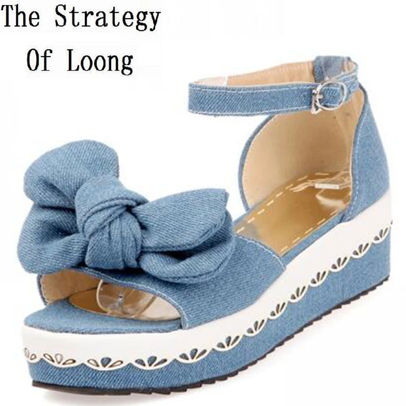 Летние женские босоножки из джинсовой ткани на устойчивой танкетке с бантом