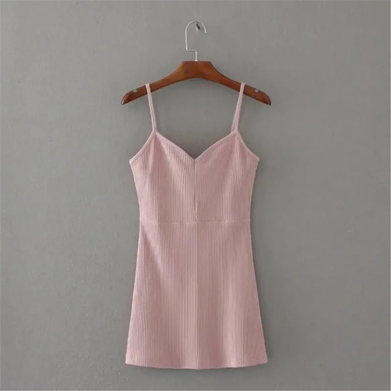 Летнее облегающее платье без рукавов с V образным вырезом и открытой спиной