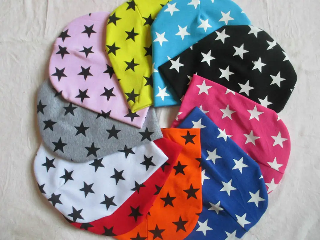 Детская осенне зимняя разноцветная мягкая шапка с маленькими звездами|Мужская