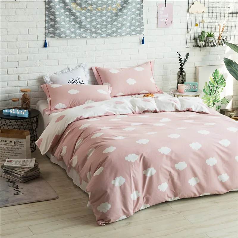 Милый светло красный белый узор облака 4 шт постельных принадлежностей королева