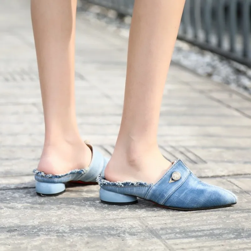 Женские джинсовые туфли с острым носком босоножки на низком каблуке ремешком