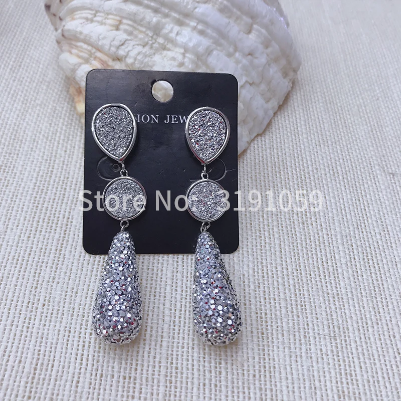 Серьги Стразы длинные и заполнены высококачественными подходящими серьгами в