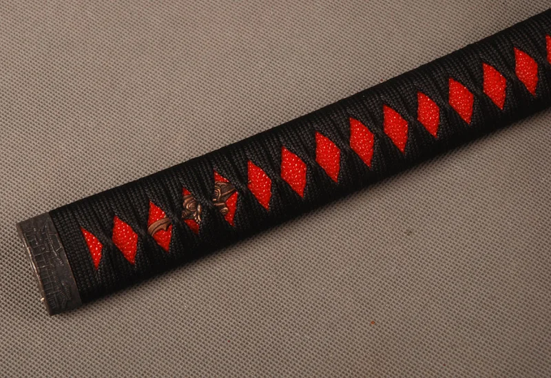 Прямая ручка Tsuka Black Silk Ito имитация Красной Rayskin и сплав Fuchi Kashira подходит для
