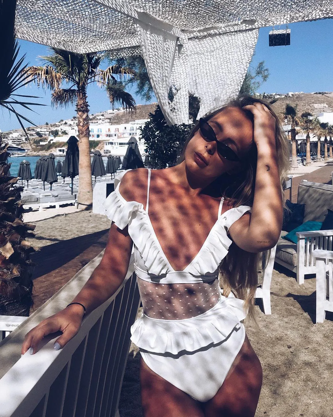 Женский купальник с v образным вырезом оборками в горошек из сетчатой пряжи