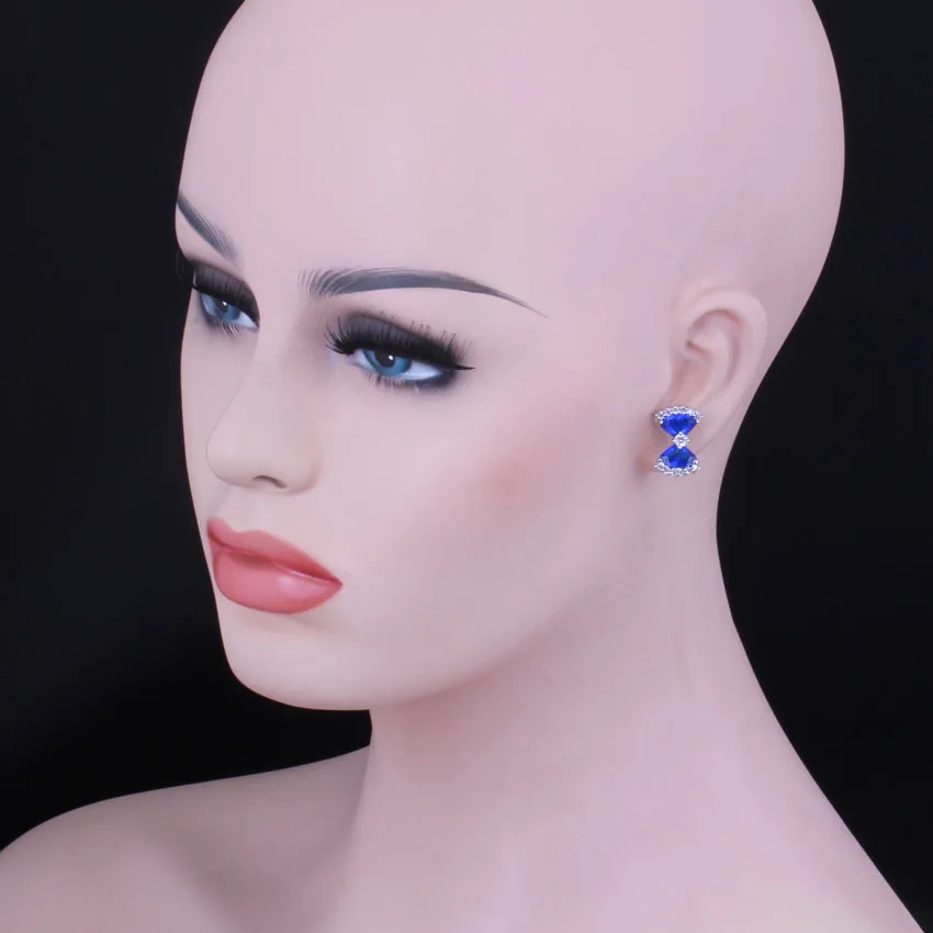 Красивые серьги-гвоздики в форме веера с голубым кубическим цирконием и белым