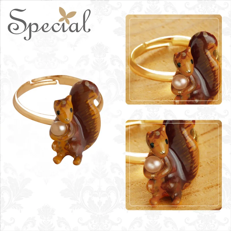 Специальный евроамериканский лес крепится к сладкой белке чтобы иметь