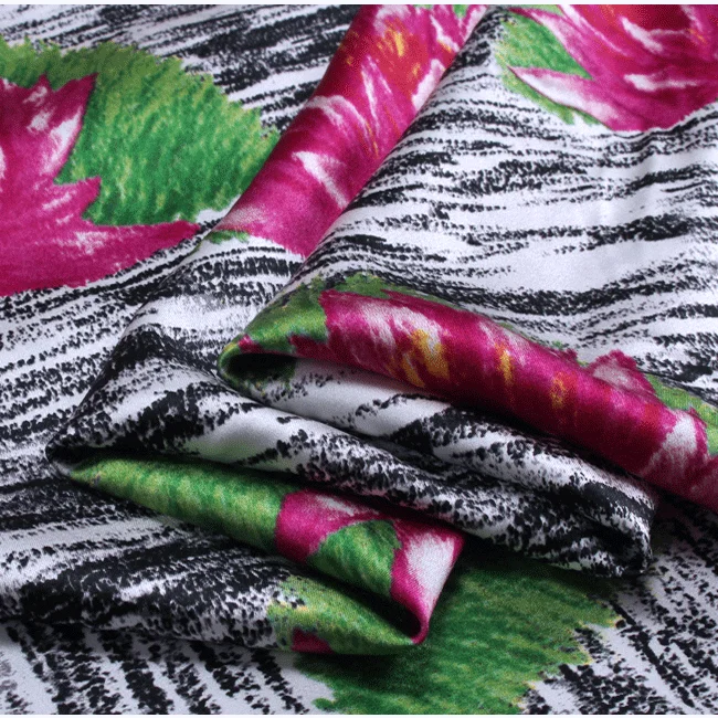 Шелковая эластичная атласная ткань с принтом красных цветов лотоса Ширина 132 см