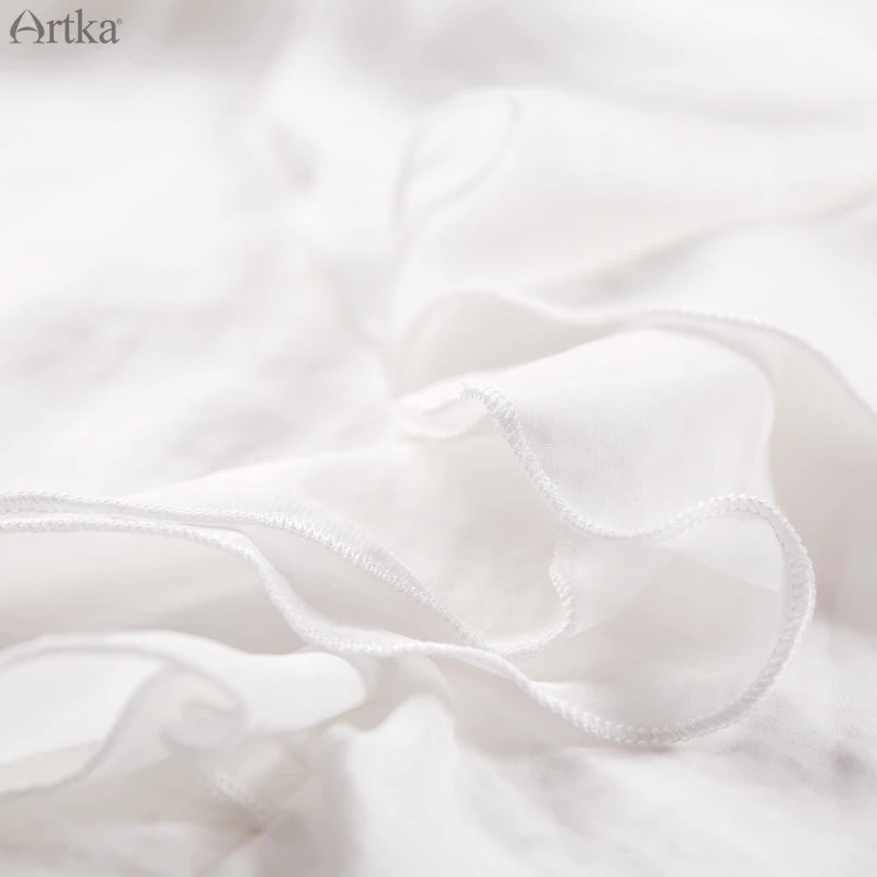 Блузка ARTKA Женская винтажная тонкая универсальная с треугольным вырезом без