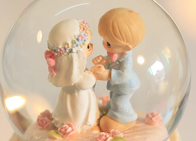 Romantic wedding gift spin floating snow crystal ball music box creative birthday to send girls particularly practical | Дом и сад