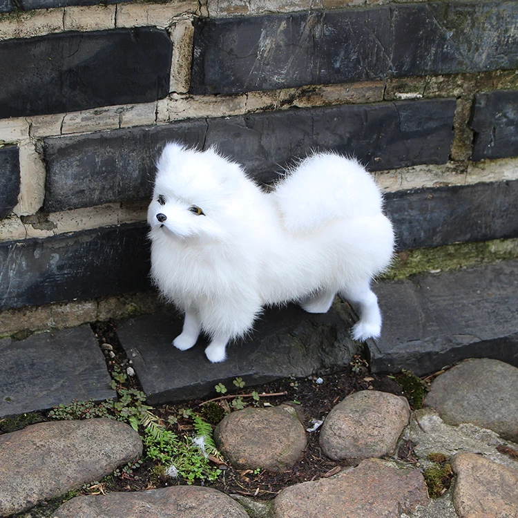 Белая Померанская собачка из полиэтилена и меха приблизительно 23x19 см модель