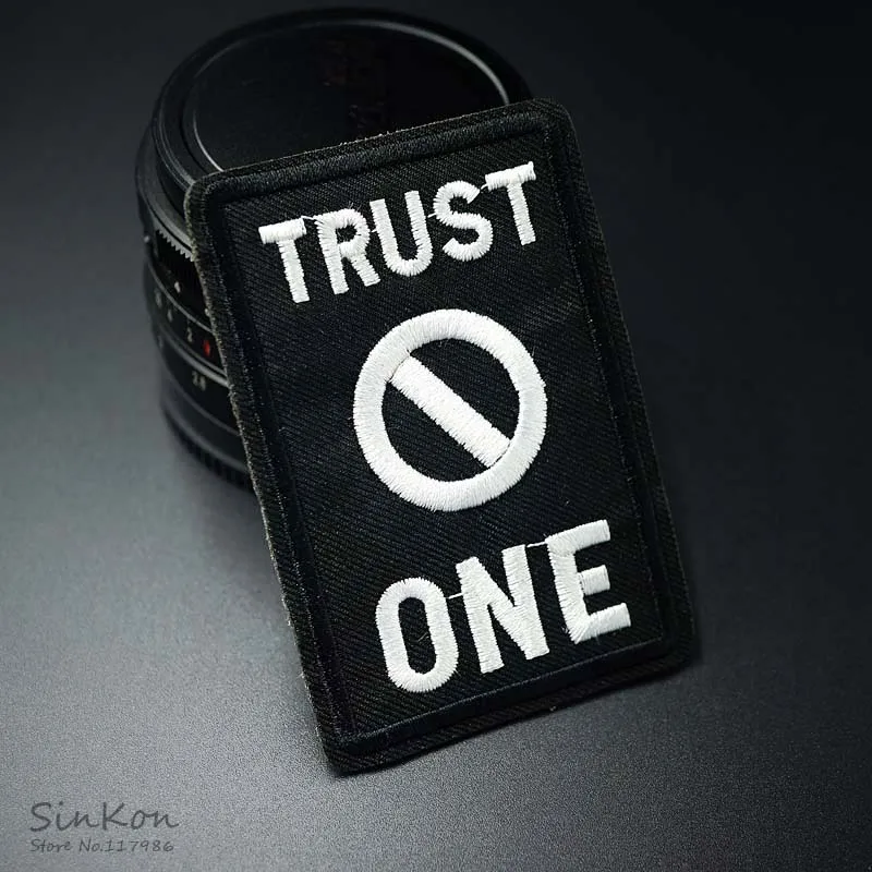 TRUST NO ONE размер: 5,3x7,8 см нашивка Вышитые Симпатичные значки хиппи Железный на детей мультфильм для одежды наклейки