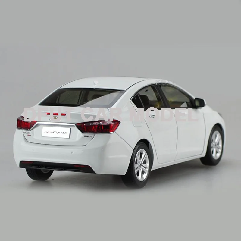 Модель спортивного автомобиля из сплава в масштабе 1:18 оригинальные