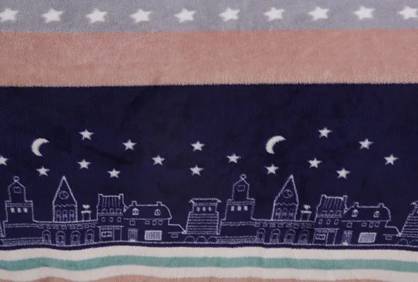 На диван-кровать милые пушистые клетчатые одеяла со звездами благородное