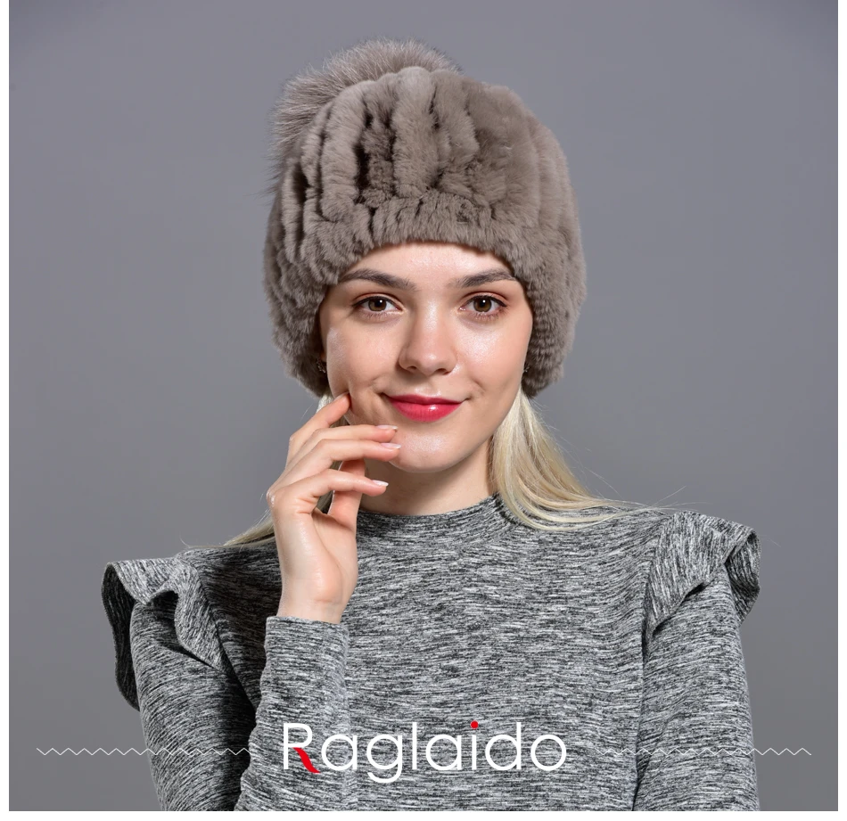 Raglaido трикотажные помпоном шляпы для женщин шапочки Твердые упругие Кролика Рекс Меховые шапки зимняя шапка Skullies мода Аксессуары LQ11219