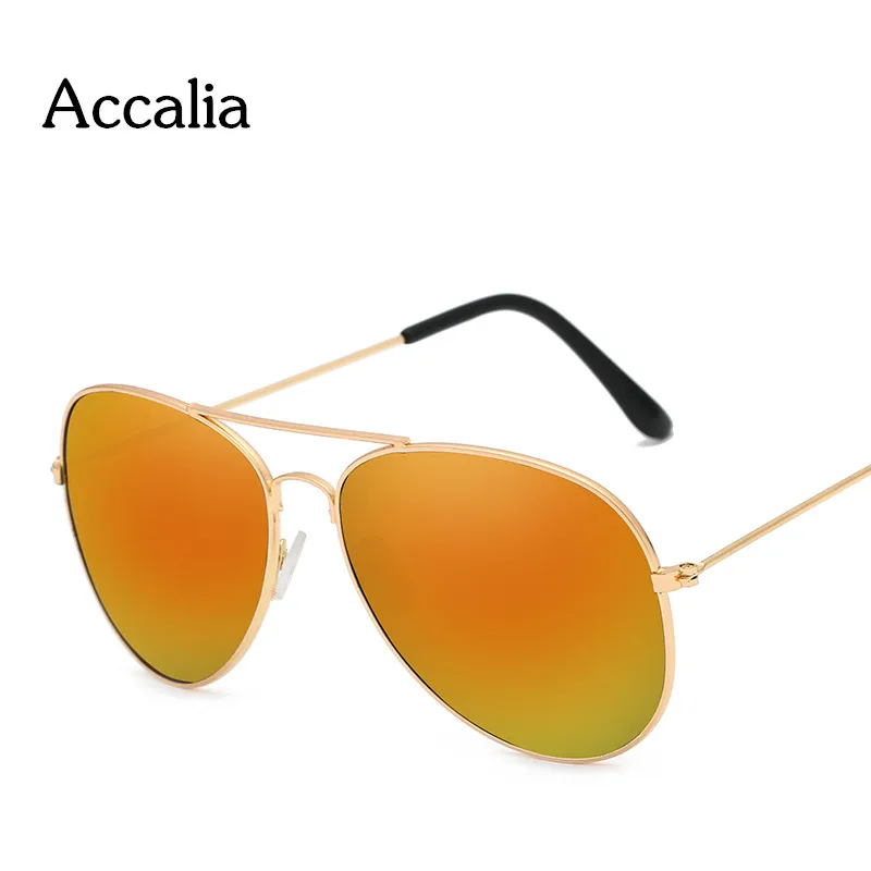 Они имеют солнцезащитные очки Классические для мужчины и женщины хипстер