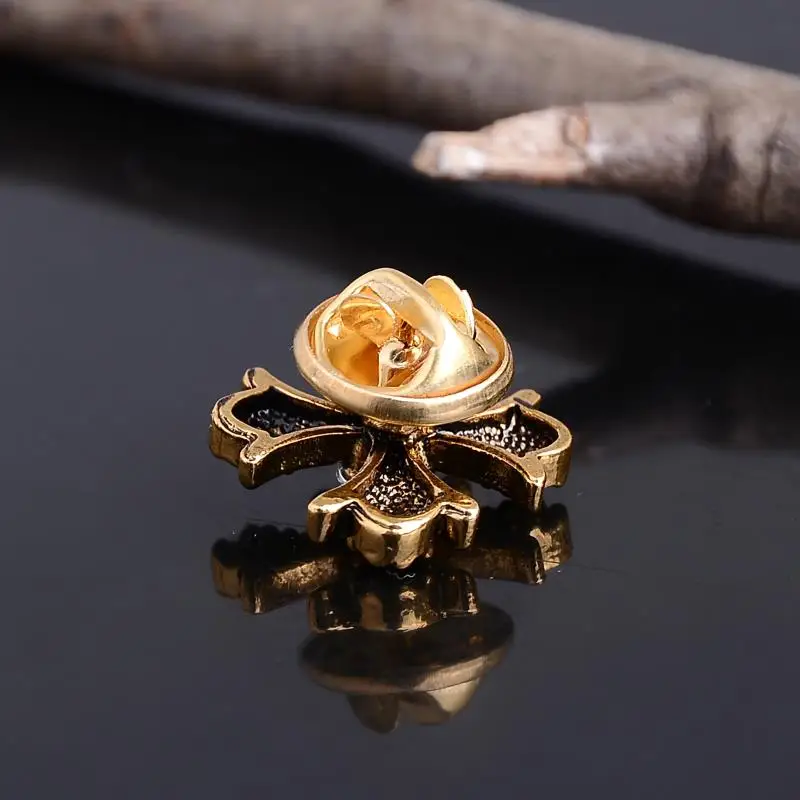 Новый стиль с украшением в виде кристаллов узором из четырехлистного клевера