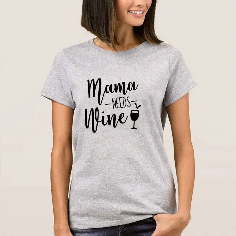 Серый Футболка с надписью Mama Needs Wine, Женская свободная футболка с коротким рукавом и круглым вырезом, Летняя женская футболка, топы, Camisetas Mujer - Цвет: Серый