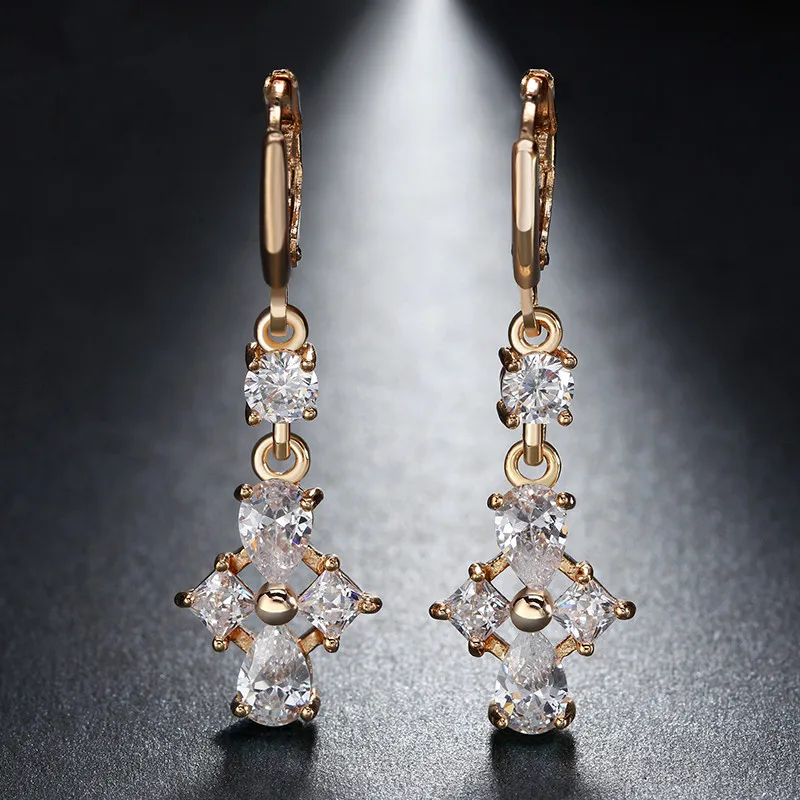 Женские длинные серьги золотистого цвета в цветочек с кубическим цирконием