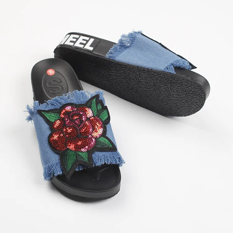 Известный бренд Женские сандалии-гладиаторы из денима с розовой вышивкой